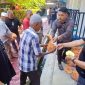 Daging kurban dibagikan kepada warga di kampus UNIKI Bireuen, Kamis (28/5) pagi.