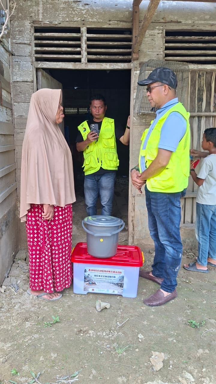 Bantuan langsung disalurkan kepada warga korban banjir di Gampong Meusee, Kecamatan Kutablang, Minggu (17/5)