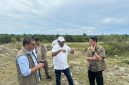 Bupati Bireuen, H Mukhlis ST meninjau lokasi rencana pembangunan gudang dan pabrik pengolahan padi modern di kawasan Batee Glungku, Kecamatan Pandrah, Rabu (6/5)