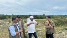 Bupati Bireuen, H Mukhlis ST meninjau lokasi rencana pembangunan gudang dan pabrik pengolahan padi modern di kawasan Batee Glungku, Kecamatan Pandrah, Rabu (6/5)