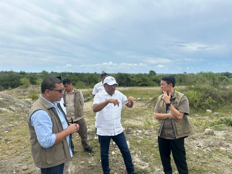 Bupati Bireuen, H Mukhlis ST meninjau lokasi rencana pembangunan gudang dan pabrik pengolahan padi modern di kawasan Batee Glungku, Kecamatan Pandrah, Rabu (6/5)