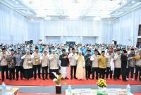 Bupati Bireuen, Ir H Mukhlis ST dan istri Ny Sadriah bersama jema'ah calon haji asal Bireuen, menjelang keberangkatan ke tanah suci