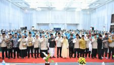 Bupati Bireuen, Ir H Mukhlis ST dan istri Ny Sadriah bersama jema'ah calon haji asal Bireuen, menjelang keberangkatan ke tanah suci
