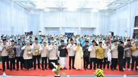 Bupati Bireuen, Ir H Mukhlis ST dan istri Ny Sadriah bersama jema'ah calon haji asal Bireuen, menjelang keberangkatan ke tanah suci