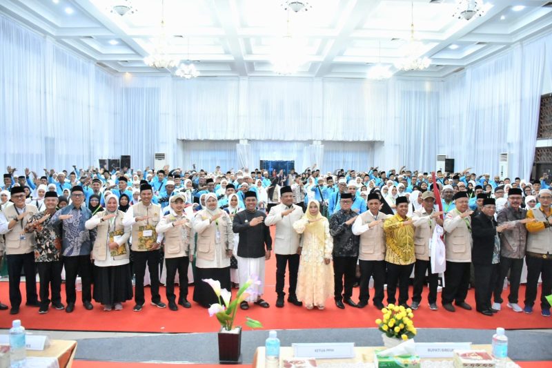 Bupati Bireuen, Ir H Mukhlis ST dan istri Ny Sadriah bersama jema'ah calon haji asal Bireuen, menjelang keberangkatan ke tanah suci
