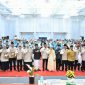 Bupati Bireuen, Ir H Mukhlis ST dan istri Ny Sadriah bersama jema'ah calon haji asal Bireuen, menjelang keberangkatan ke tanah suci