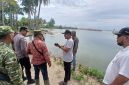 Kalaksa BPBD Bireuen, Marwan ST MT dan Muspika Jangka didampingi Keuchik Alue Kuta Habibullah dan warga melihat kerusakan dampak luapan air pasang purnama, Sabtu (16/5) siang