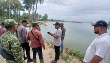 Kalaksa BPBD Bireuen, Marwan ST MT dan Muspika Jangka didampingi Keuchik Alue Kuta Habibullah dan warga melihat kerusakan dampak luapan air pasang purnama, Sabtu (16/5) siang