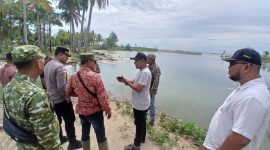 Kalaksa BPBD Bireuen, Marwan ST MT dan Muspika Jangka didampingi Keuchik Alue Kuta Habibullah dan warga melihat kerusakan dampak luapan air pasang purnama, Sabtu (16/5) siang