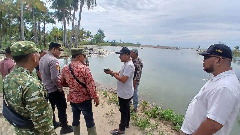 Kalaksa BPBD Bireuen, Marwan ST MT dan Muspika Jangka didampingi Keuchik Alue Kuta Habibullah dan warga melihat kerusakan dampak luapan air pasang purnama, Sabtu (16/5) siang