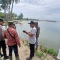 Kalaksa BPBD Bireuen, Marwan ST MT dan Muspika Jangka didampingi Keuchik Alue Kuta Habibullah dan warga melihat kerusakan dampak luapan air pasang purnama, Sabtu (16/5) siang