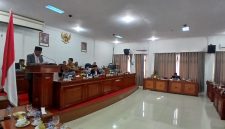 Wakil Bupati Bireuen, Ir H Razuardi MT lagi menyampaikan sambutannya Dalam rapat paripurna diruang sidang DPRK, Selasa (5/5/2026) sore.