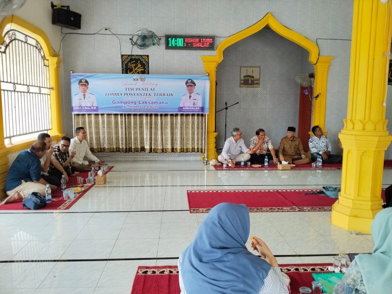 Wakil Bupati Bireuen, Ir H Razuardi MT bersama tim penilai Lomba Posyantek di Gampong Laksamana, Kecamatan Jeumpa, Senin (18/5)