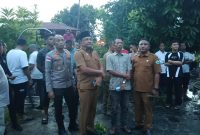 Bupati Bireuen, Ir H Mukhlis ST bersama Kapolres AKBP Tuschad Cipta Herdani SIK M.Med.Com meninjau lokasi kebakaran di Pulo Kiton, Selasa (19/5) sore