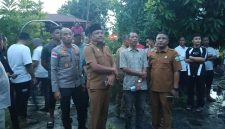 Bupati Bireuen, Ir H Mukhlis ST bersama Kapolres AKBP Tuschad Cipta Herdani SIK M.Med.Com meninjau lokasi kebakaran di Pulo Kiton, Selasa (19/5) sore