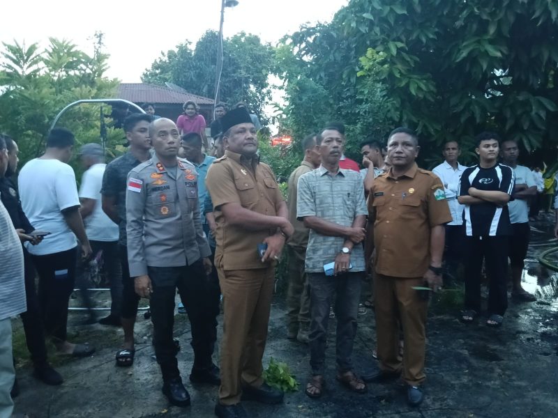 Bupati Bireuen, Ir H Mukhlis ST bersama Kapolres AKBP Tuschad Cipta Herdani SIK M.Med.Com meninjau lokasi kebakaran di Pulo Kiton, Selasa (19/5) sore