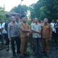 Bupati Bireuen, Ir H Mukhlis ST bersama Kapolres AKBP Tuschad Cipta Herdani SIK M.Med.Com meninjau lokasi kebakaran di Pulo Kiton, Selasa (19/5) sore