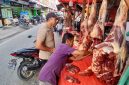 Pedagang daging musiman menjual daging segar hari meugang pertama di Jalan Eks Rel Kereta Api depan Meunasah Kota Bireuen, Senin (25/5) pagi