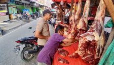 Pedagang daging musiman menjual daging segar hari meugang pertama di Jalan Eks Rel Kereta Api depan Meunasah Kota Bireuen, Senin (25/5) pagi