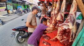 Pedagang daging musiman menjual daging segar hari meugang pertama di Jalan Eks Rel Kereta Api depan Meunasah Kota Bireuen, Senin (25/5) pagi