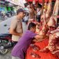 Pedagang daging musiman menjual daging segar hari meugang pertama di Jalan Eks Rel Kereta Api depan Meunasah Kota Bireuen, Senin (25/5) pagi