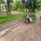 M Fadli (54) warga Gampong Paya Dua, Kecamatan Makmur melintas jalan penghubung kecamatan dengan kondisi becek, berlumpur dan licin pasca diguyur hujan, Senin (11/5).
