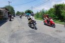 Pengendara melintasi jalan elak yang berlubang di kawasan Geulanggang Teungoh, Kecamatan Kota Juang membahayakan pelintas, Rabu (13/5) siang.