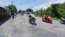 Pengendara melintasi jalan elak yang berlubang di kawasan Geulanggang Teungoh, Kecamatan Kota Juang membahayakan pelintas, Rabu (13/5) siang.