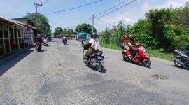 Pengendara melintasi jalan elak yang berlubang di kawasan Geulanggang Teungoh, Kecamatan Kota Juang membahayakan pelintas, Rabu (13/5) siang.