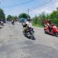 Pengendara melintasi jalan elak yang berlubang di kawasan Geulanggang Teungoh, Kecamatan Kota Juang membahayakan pelintas, Rabu (13/5) siang.