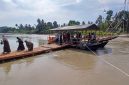 Warga melintas di jembatan apung Kepala Hiu yang selesai, saat di peusijuk menandai berfungsinya layanan penyeberangan dari Gampong Pante Lhong, Kecamatan Peusangan ke Pante Kumbang Peusangan Siblah Krueng, Rabu (7/5) pagi.
