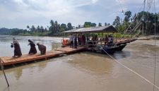 Warga melintas di jembatan apung Kepala Hiu yang selesai, saat di peusijuk menandai berfungsinya layanan penyeberangan dari Gampong Pante Lhong, Kecamatan Peusangan ke Pante Kumbang Peusangan Siblah Krueng, Rabu (7/5) pagi.