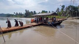 Warga melintas di jembatan apung Kepala Hiu yang selesai, saat di peusijuk menandai berfungsinya layanan penyeberangan dari Gampong Pante Lhong, Kecamatan Peusangan ke Pante Kumbang Peusangan Siblah Krueng, Rabu (7/5) pagi.