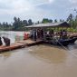 Warga melintas di jembatan apung Kepala Hiu yang selesai, saat di peusijuk menandai berfungsinya layanan penyeberangan dari Gampong Pante Lhong, Kecamatan Peusangan ke Pante Kumbang Peusangan Siblah Krueng, Rabu (7/5) pagi.