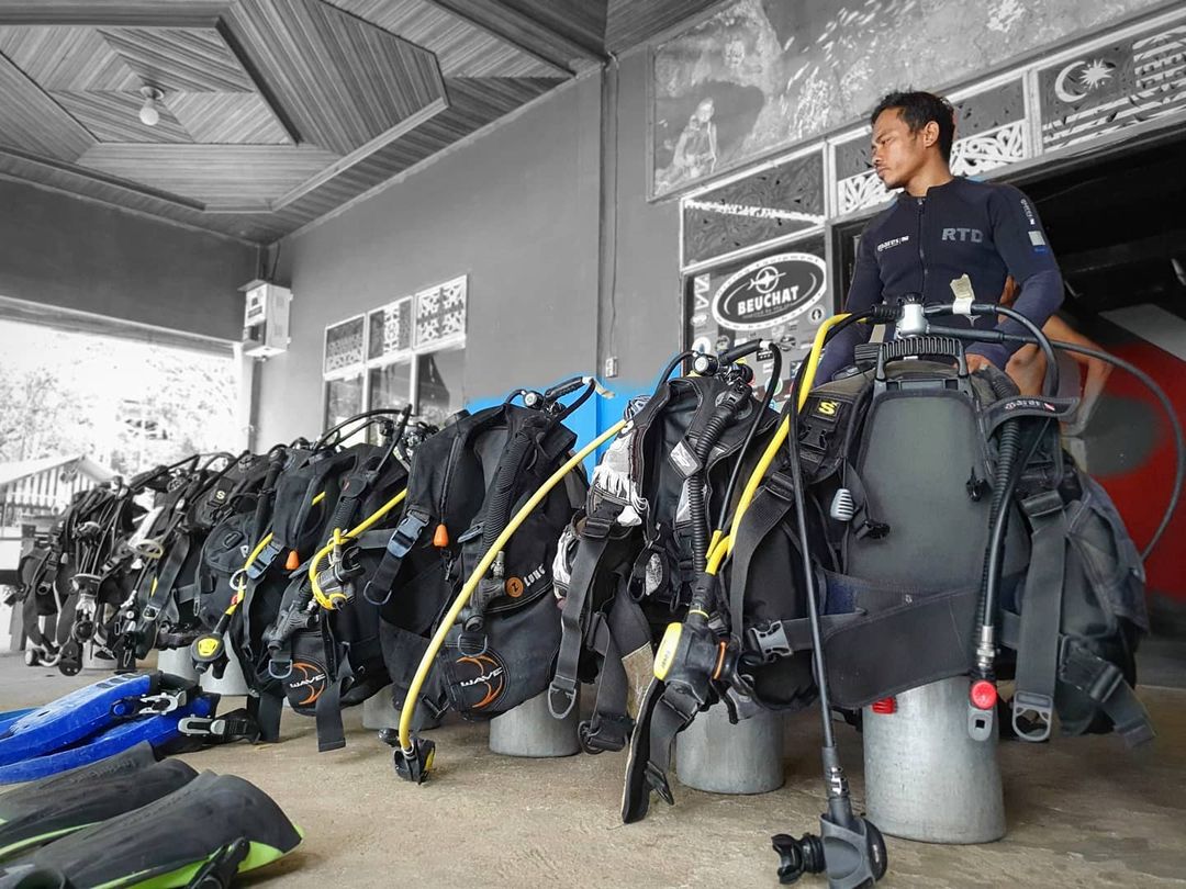 Persiapan penyelama, kru saat mempersiapkan peralatan