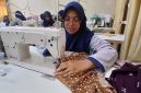 Siswi SMKN 1 Peusangan praktik di ruangan tata busana, Rabu (7/5) pagi.