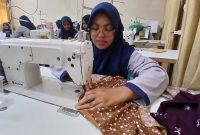 Siswi SMKN 1 Peusangan praktik di ruangan tata busana, Rabu (7/5) pagi.