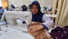 Siswi SMKN 1 Peusangan praktik di ruangan tata busana, Rabu (7/5) pagi.