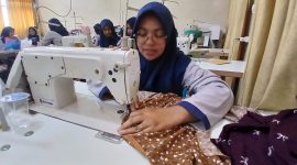 Siswi SMKN 1 Peusangan praktik di ruangan tata busana, Rabu (7/5) pagi.