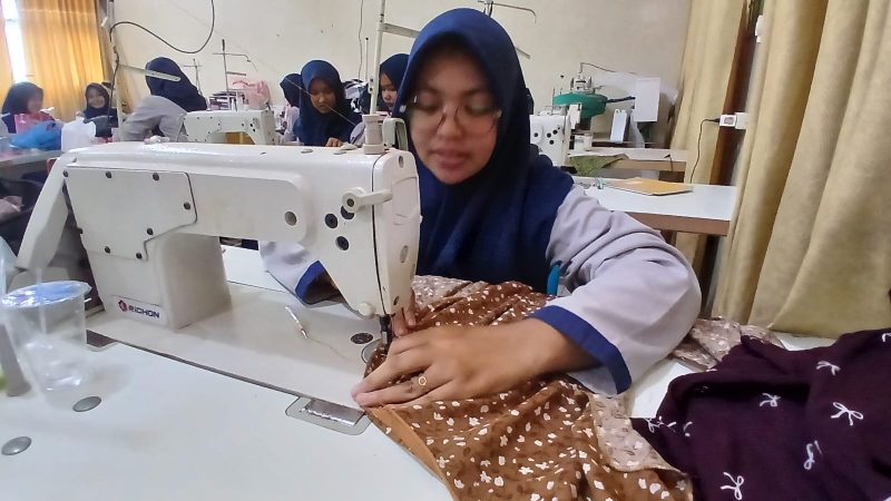 Siswi SMKN 1 Peusangan praktik di ruangan tata busana, Rabu (7/5) pagi.