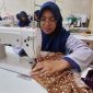 Siswi SMKN 1 Peusangan praktik di ruangan tata busana, Rabu (7/5) pagi.