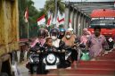 Pengendara melintas jembatan Bailey Krueng Tingkeum Kutablang, Senin (25/5)