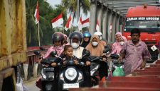 Pengendara melintas jembatan Bailey Krueng Tingkeum Kutablang, Senin (25/5)