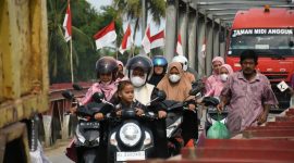 Pengendara melintas jembatan Bailey Krueng Tingkeum Kutablang, Senin (25/5)