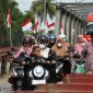 Pengendara melintas jembatan Bailey Krueng Tingkeum Kutablang, Senin (25/5)