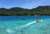 Aktivitas wisatawan dan perahu wisata di kawasan Iboih yang menjadi pusat pariwisata Sabang.
