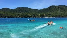 Aktivitas wisatawan dan perahu wisata di kawasan Iboih yang menjadi pusat pariwisata Sabang.