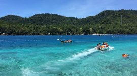 Aktivitas wisatawan dan perahu wisata di kawasan Iboih yang menjadi pusat pariwisata Sabang.