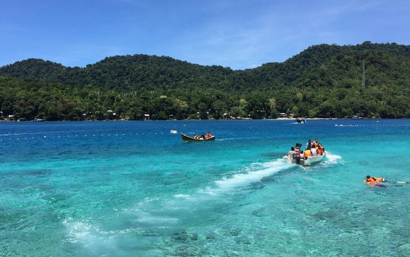 Aktivitas wisatawan dan perahu wisata di kawasan Iboih yang menjadi pusat pariwisata Sabang.
