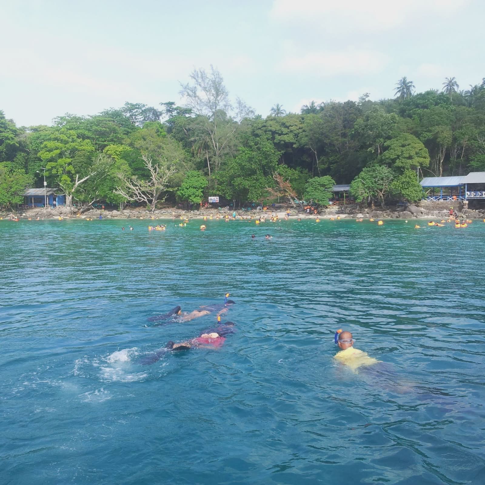Pemandu wisata lokal mengantar wisatawan snorkeling di perairan Pulau Rubiah.